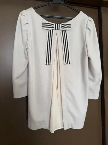 Tiara 백리본 풀오버