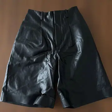 emmi 블랙 가죽 하프 팬츠