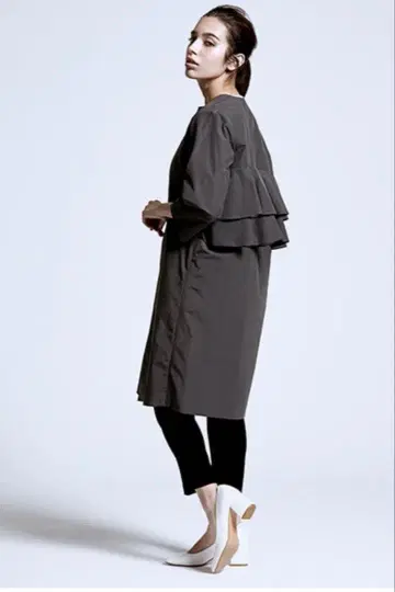 YORI 더블 플레어 코트 백 프릴 코트