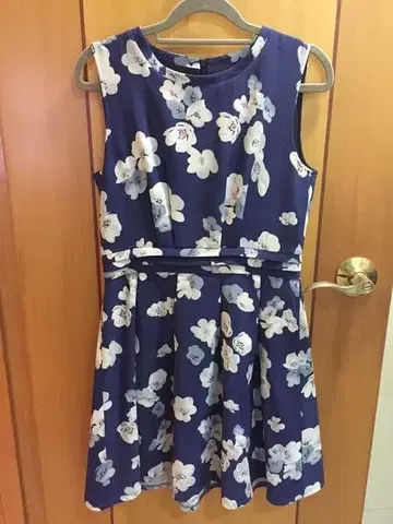 네이비 꽃무늬 슬리브리스 원피스