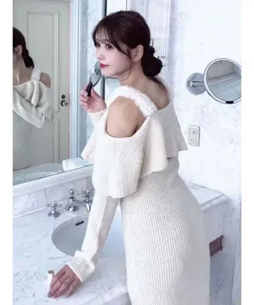 EATME 인조 모피 오프숄더 니트 원피스 (샘플)