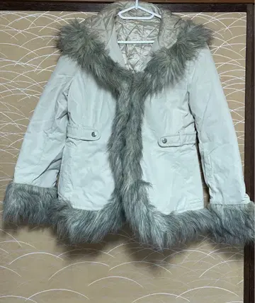 [새상품] 화이트 퍼 자켓 후드 부착