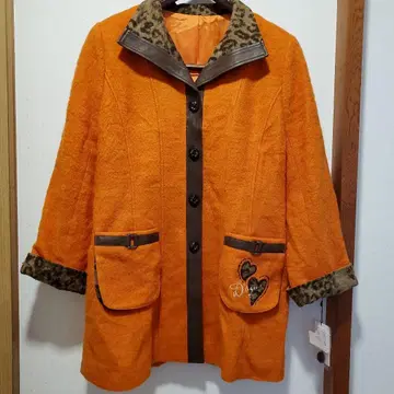 다주르 코트 (색상: 오렌지 구매 가격 51450엔)