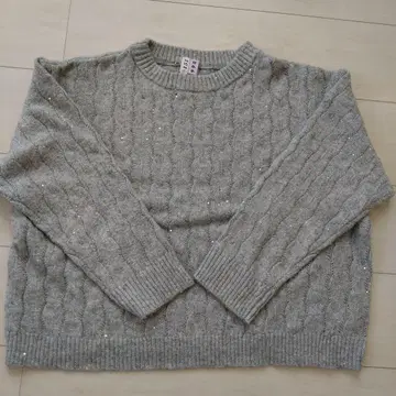 그레이 스팽글 장식 케이블 짜임 니트 스웨터