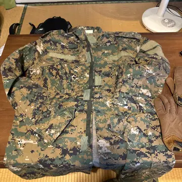 서바이벌 게임용 상하의 세트입니다. 장갑 부속품.