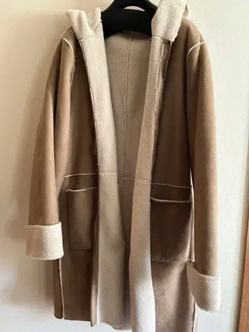 후드 부착 베이지 무스탕 코트