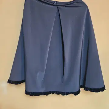 그레이 플레어 스커트 무릎 기장 프릴 포함