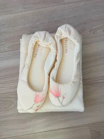 새상품 PRISTINE 꽃무늬 슬리퍼 & 스톨 세트