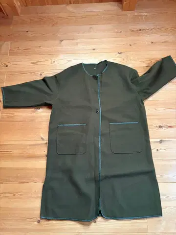 올리브 그린 노카라 롱 코트 버튼 포함