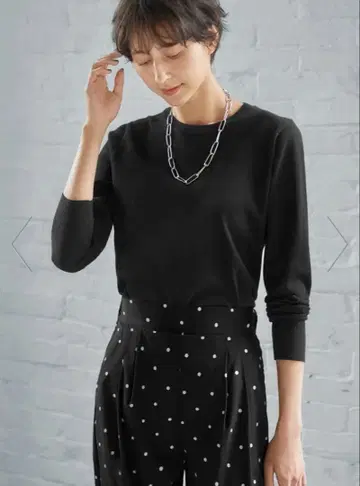 [딱 붙지 않는] 긴팔 크루넥 니트 블랙 M 완판템