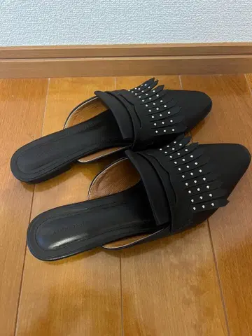 스터드 장식 블랙 플랫 뮬