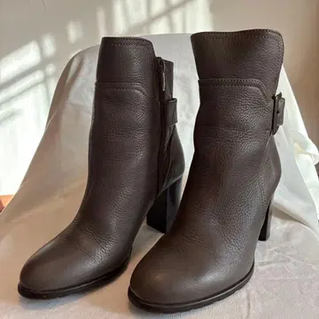 Kitamura 그린이 감도는 다크 브라운 가죽 부츠 힐 8cm