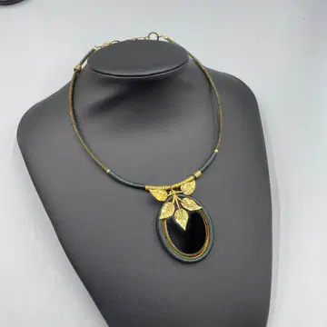 24 빈티지 블랙과 금의 잎 모티브 목걸이