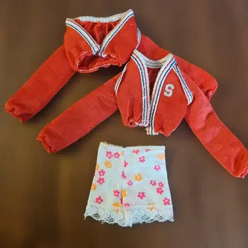 스키퍼 옷 갈아입기 의류 빨간색 자켓과 팬츠