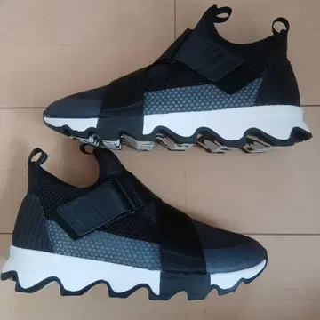 SOREL 키네틱 블랙 스니커즈