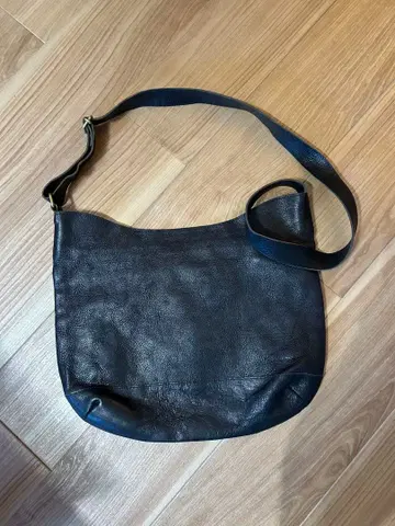 애질리티 블랙 가죽 숄더백