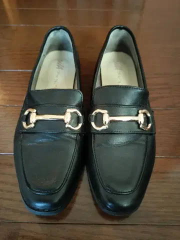 블랙 가죽 로퍼 골드 금장 장식 포함