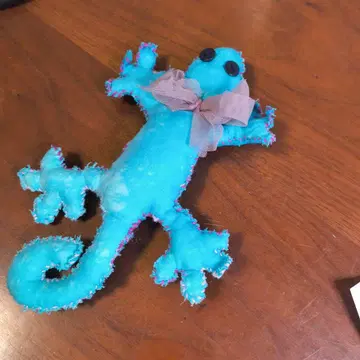 파란색 도마뱀형 봉제 인형