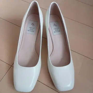 [ 미사용 ] ABOVE AND BEYOND 화이트 펌프스