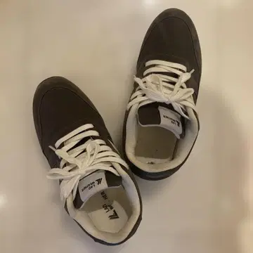 다크 그레이 스웨이드 로우컷 스니커즈