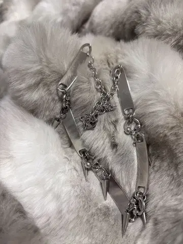 스파이크 장식 실버 목걸이