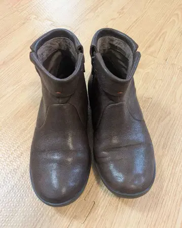 캠퍼 37 사이드 지퍼 가죽 숏부츠 23.5cm