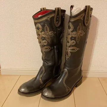 블랙 가죽 자수 디자인 부츠 마나