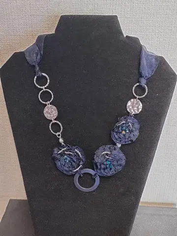 네이비 플라워 모티브 목걸이