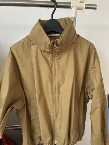 유니클로 경량 베이지 마운틴 후드티 (내장 후드 있음)