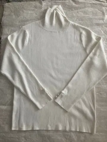 미사용 새상품 로즈 티아라 42 터틀넥 스웨터 화이트