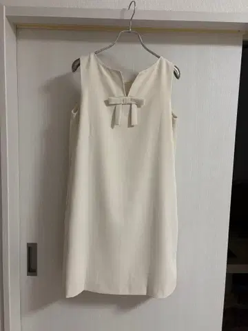 포인트 리본 슬리브리스 원피스