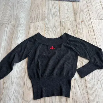 오프숄더 긴팔 니트 다크 그레이