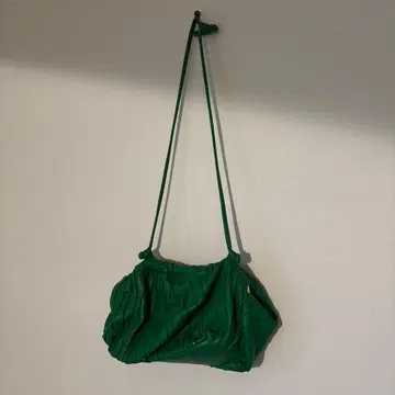 그린 플리츠 숄더백