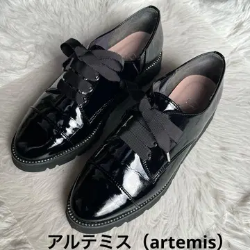 아르테미스 바이 다이애나 그로그랭 리본 통굽 로퍼 에나멜 블랙