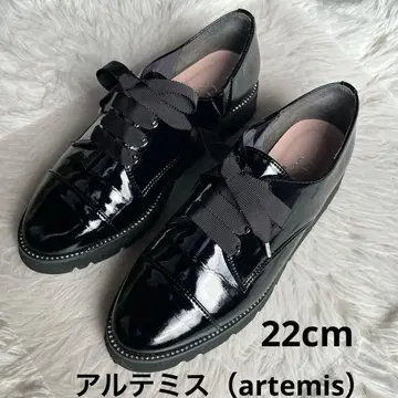 아르테미스 바이 다이애나 그로그랭 리본 통굽 로퍼 에나멜 블랙