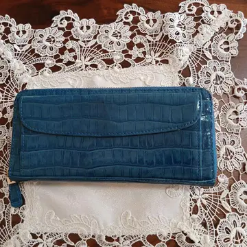 에나멜 마감의 파란색 장지갑