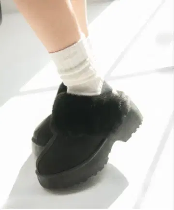 블랙 스웨이드 퍼 장식 통굽 사보 샌들