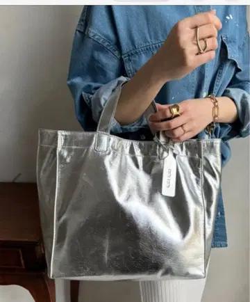 [ WEB 한정판 ] 소프트 메탈릭 쇼핑백 실버