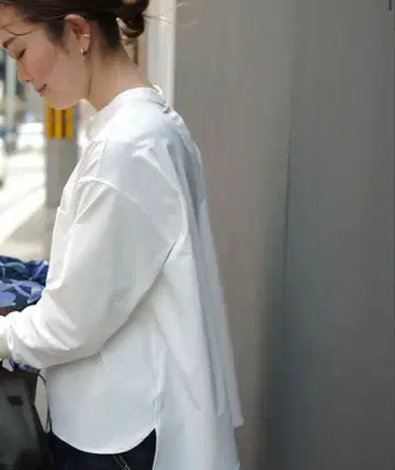 OURHOME 아워홈 탄력감 소재의 깔끔한 풀오버 화이트