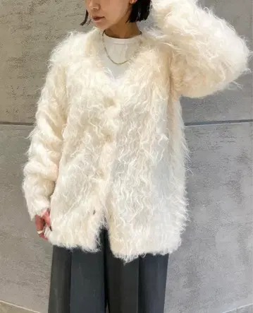 새상품급 유나이티드 애로우즈 퍼리 오버 가디건 화이트