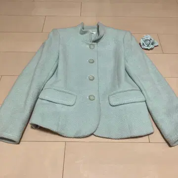 긴자 매기 연한 스카이블루 스탠드 카라 자켓 11 사이즈 코사지 부착