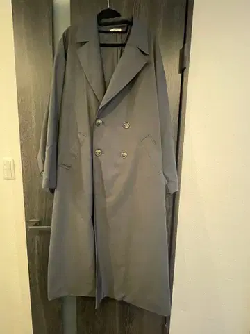차콜 그레이 더블 브레스트 트렌치코트