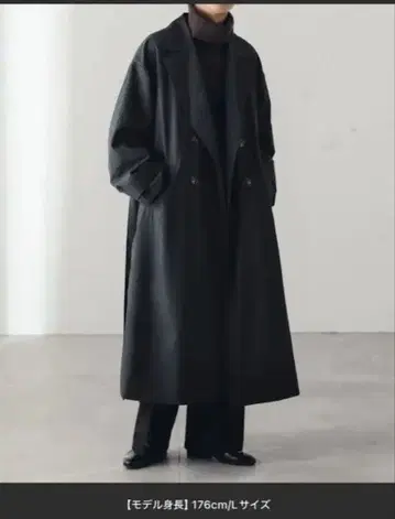 차콜 그레이 더블 브레스트 트렌치코트