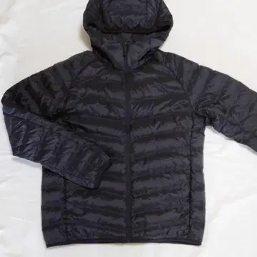 유니클로 울트라 라이트 다운 심리스 후드티 M 사이즈 블랙