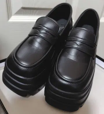 새상품급 LOVEHUNTER 통굽 코인 블랙 로퍼 SS (22.5cm)