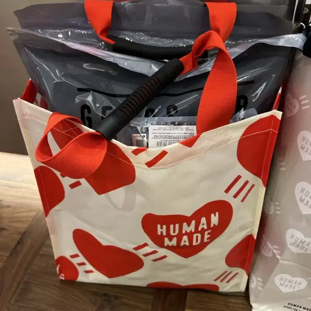 휴먼메이드 휴먼호프 등 앚구정 기념 전 상품 판매