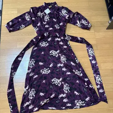 보라색 꽃무늬 드레스 7부 소매 ZARA XS 새상품