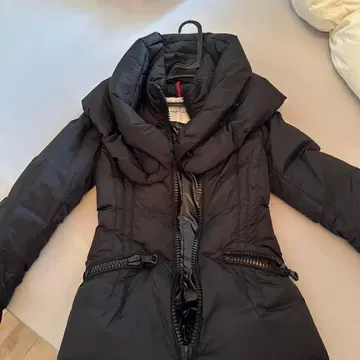 블랙 후드 부착 다운 자켓