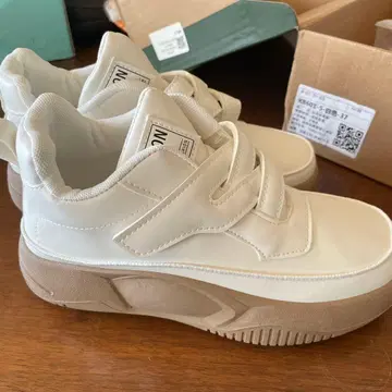 ORDINARY EVERYONE 벨크로 테이프 통굽 스니커즈