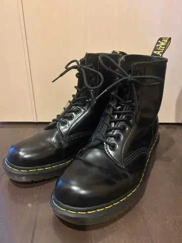 Dr. Martens 8홀 부츠